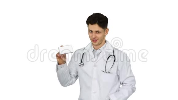 医生拿着一盒药丸在白色背景下促进它们跳舞视频的预览图