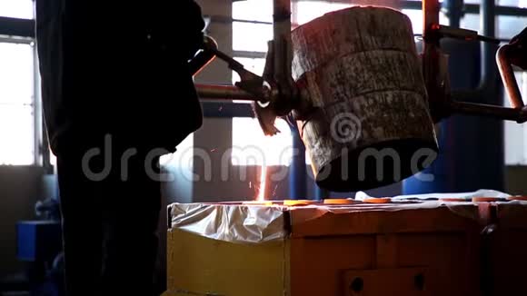 铸铁冶炼工人以特殊的形式倒出容量的铸铁熔化的铸铁视频的预览图