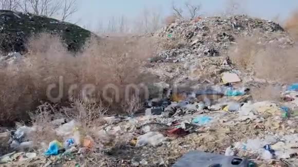 自然中的大堆垃圾环境污染的概念视频的预览图
