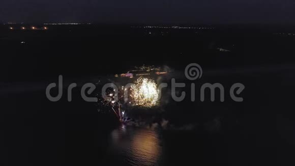 欧洲湖边老庄园附近的烟花4k钻石射击视频的预览图