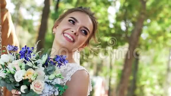 一位美丽的幸福女孩新娘的特写肖像视频的预览图