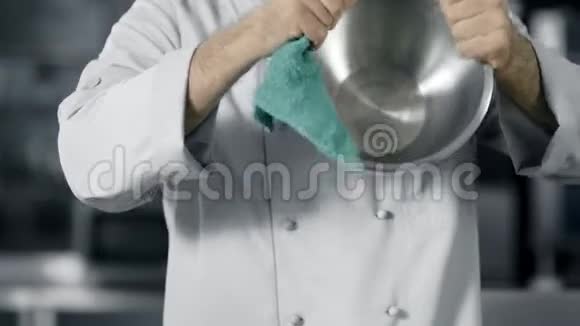 厨师准备在厨房餐厅做饭特写双手擦碗视频的预览图