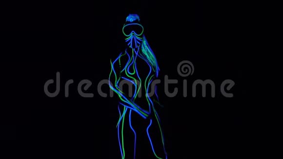 女性霓虹灯表演者闪耀着可怕的光芒在黑暗中旋转视频的预览图