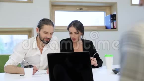 商务办公室男人和女人拿着文件说话视频的预览图
