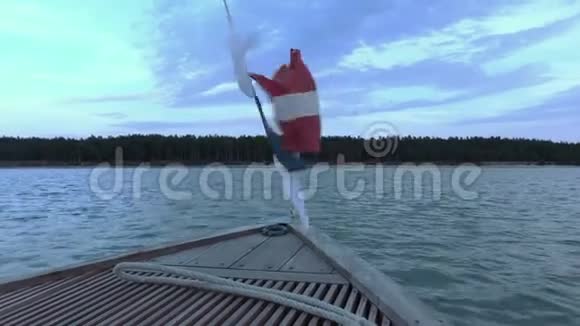 海上摩托艇带着旗子视频的预览图