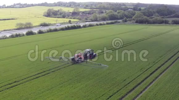 拖拉机在农田喷洒有争议的草甘膦除草剂视频的预览图