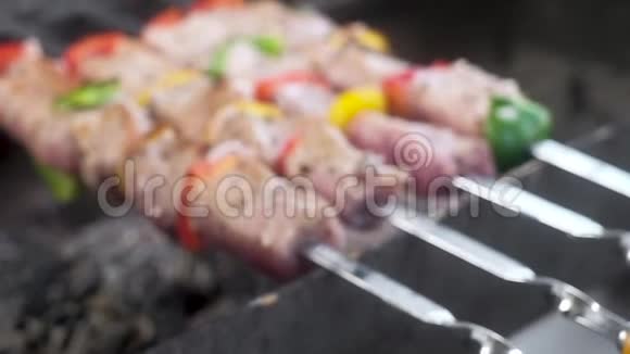 肉串上多汁嫩肉串肉用火和烟烤传统的烹饪方式美味的肉相机视频的预览图