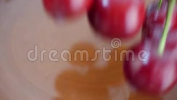 红樱桃浆果在水中飘落视频的预览图
