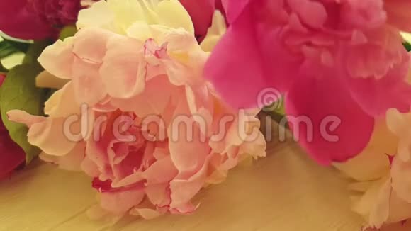 牡丹花复古浪漫慢动作花束季节花瓶构图灰色混凝土背景视频的预览图