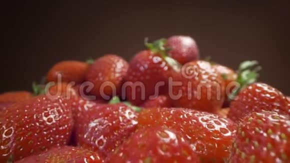 多莉放大到新鲜成熟草莓烹饪草莓食品宏观拍摄全高清节目总部42260便士视频的预览图