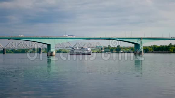 游船漂浮在桥下的河上视频的预览图