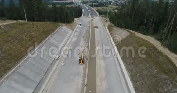 道路及高架桥施工的无人机高空影像视频的预览图