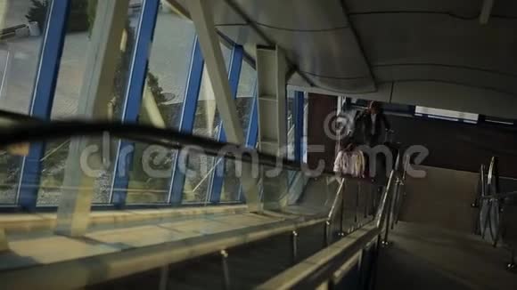 机场的两名女乘客上扶梯到二楼视频的预览图