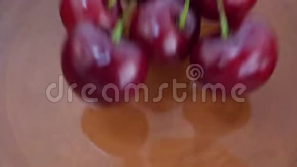 成熟的红樱桃浆果倒在水里视频的预览图