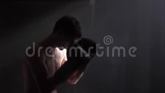 拳击手准备去打拳击训练打大仗到处抽烟视频的预览图