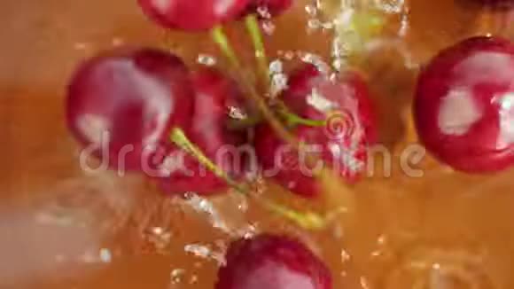 熟汁暗红樱桃浆果倒在水里视频的预览图