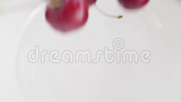 熟汁暗红樱桃浆果倒在水里视频的预览图