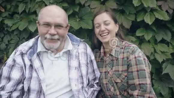 幸福的家庭和年长的男人和年轻的女人视频的预览图