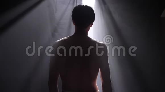 拳击手站在黑暗的房间里等待着带着烟雾准备在戒指上战斗视频的预览图