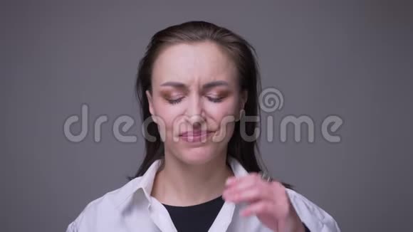 成年白种人女性在镜头前头痛疲倦的特写镜头视频的预览图