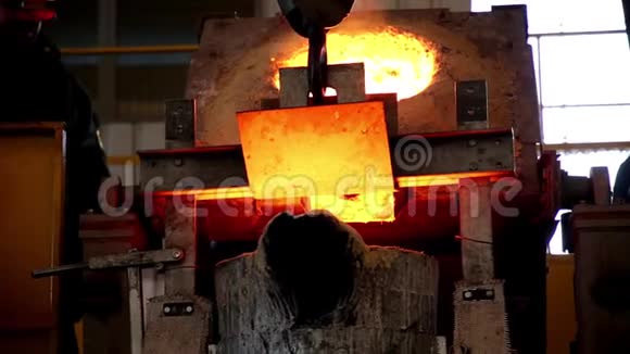 铸铁冶炼铸铁工人将熔化的铸铁倒入空间形式视频的预览图