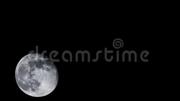 满月在黑暗的夜空中绕着地球运行时间流逝视频的预览图