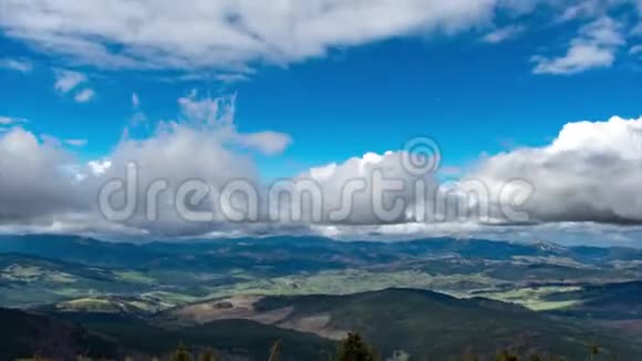 喀尔巴阡山脉和村庄上空的云彩时光流逝视频的预览图