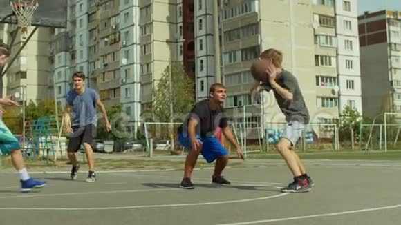 篮球运动员阻挡篮球场上的射击视频的预览图