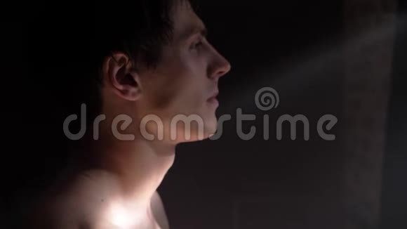 赤裸上身的跆拳道运动员在黑屋子里等着大打出手视频的预览图