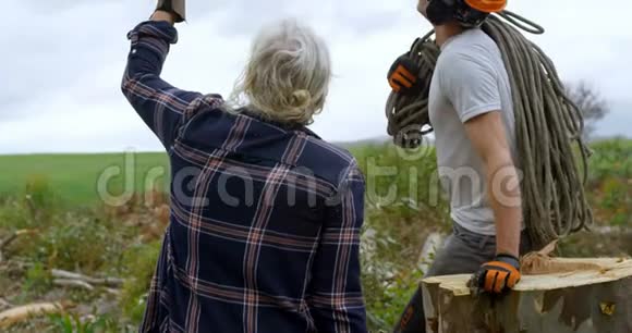 在森林里Lumberjack相互作用视频的预览图