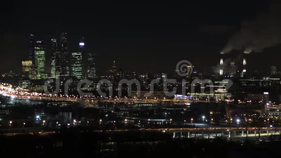 莫斯科国际商务中心莫斯科A市夜晚或夜晚的城市景观蓝天和路灯城市建筑视频的预览图