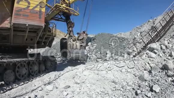 一辆装满岩石的大型挖掘机的斗视频的预览图