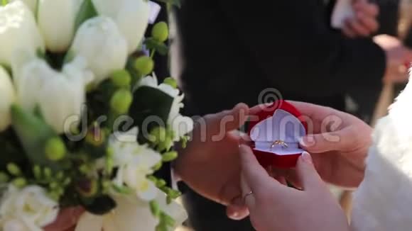 家庭生活快乐新娘手里拿着一个装有黄金宝石的红色盒子新娘的结婚礼物视频的预览图
