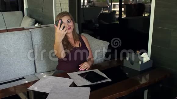 一个带电话的街头咖啡馆里的厚女孩慢点视频的预览图