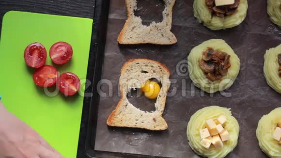 做三明治的女人把鸡蛋放在一片面包的洞里为了烘焙视频的预览图