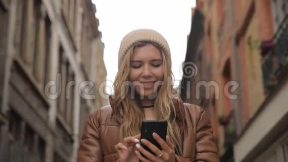 漂亮的年轻女性超级连接朋友和家人的聊天和智能手机上的短信视频的预览图