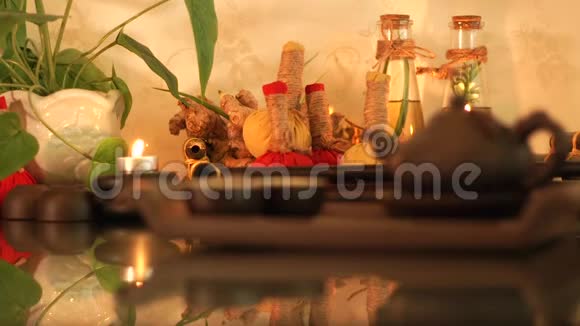 亚洲沙龙茶道用按摩配件和茶壶的水疗组合芳香草本按摩油和视频的预览图