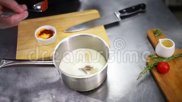在厨房工作的厨师在汤里加点酱汁视频的预览图