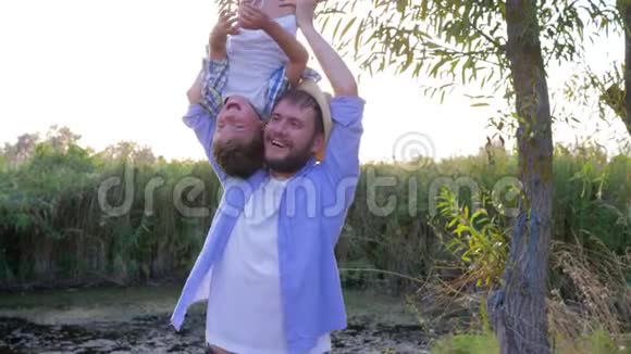 一家人在乡下玩得很开心父亲把儿子抱在地上在大自然的背景下胡闹视频的预览图