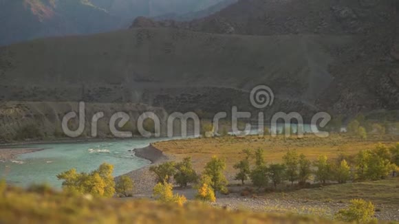 在山里黎明山河和太阳光芒视频的预览图