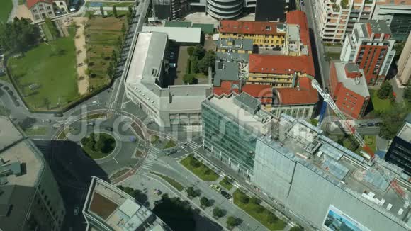 米兰在环形交叉路口的空中交通拍摄视频的预览图