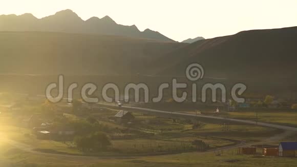 黎明山谷里的一个村庄阳光清晨视频的预览图