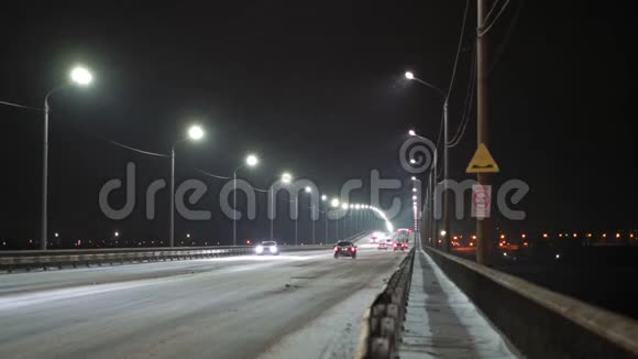 加速行驶夜间汽车在雪桥上行驶视频的预览图