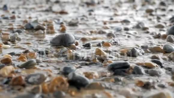 清澈的小溪流过鹅卵石关门视频的预览图