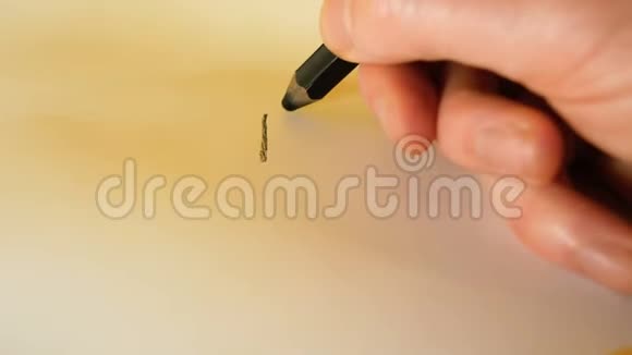 一个男人白色背景上用黑色铅笔写家这个词这是家庭和其他主题的理想素材视频的预览图