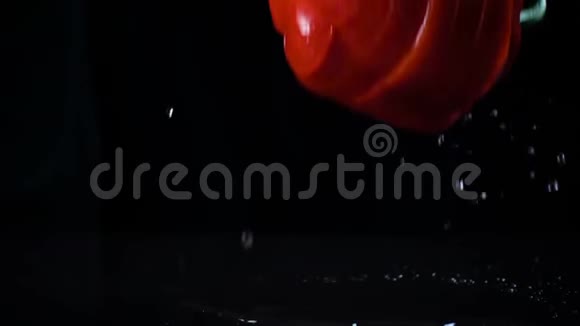 落下来的红色红辣椒溅起水花动作缓慢视频的预览图