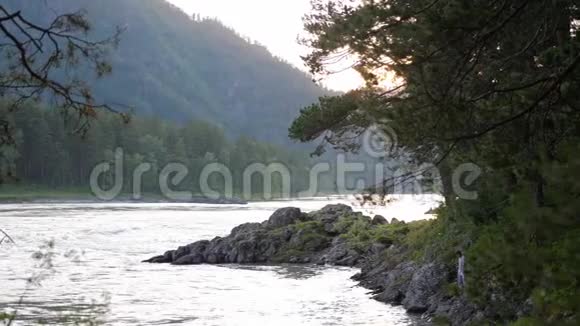 前面有山森林和河流的景观慢动作的美丽景色视频的预览图