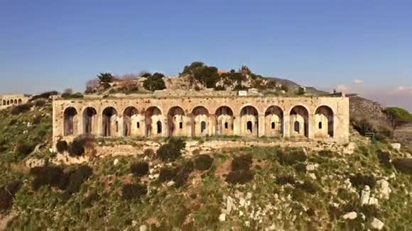 古朱庇特神庙的空中拍摄意大利特拉奇纳视频的预览图
