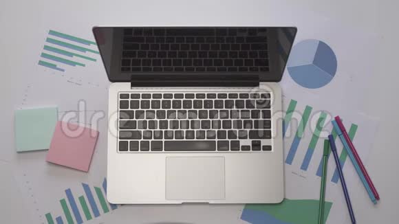 商业概念女人在笔记本电脑上的纸上写钥匙办公室桌面视频的预览图