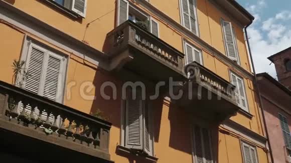 帕维亚PV意大利中世纪塔楼之间的全景视频的预览图